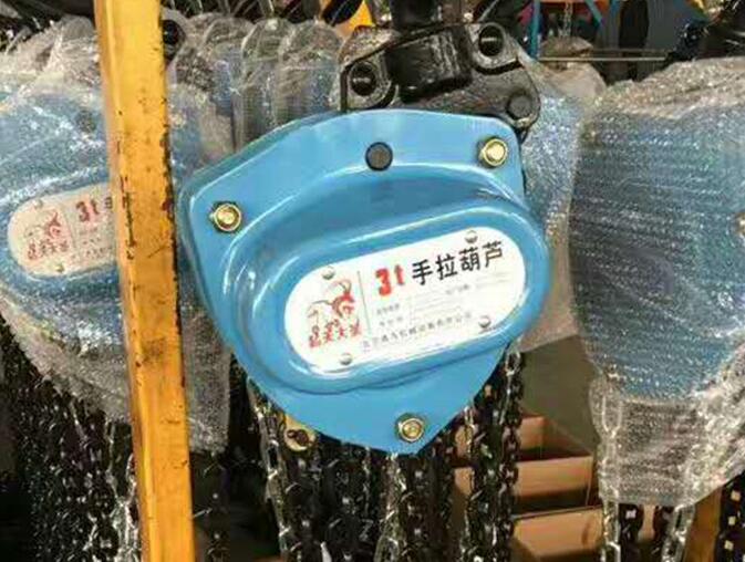 暴雨过后他们用手拉葫芦吊汽车